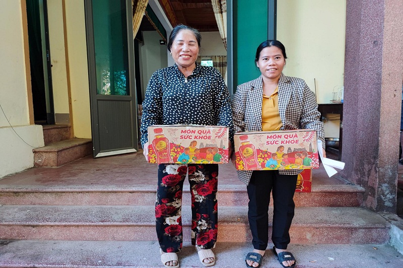 Niềm vui đón quà Tết.