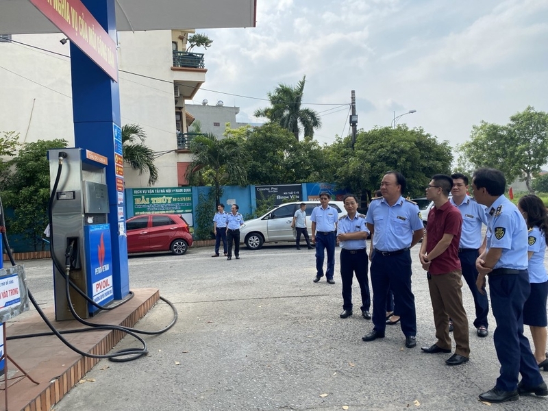 Tổng Cục trưởng Tổng cục QLTT Trần Hữu Linh kiểm tra hoạt động kinh doanh xăng dầu tại một cửa hàng của PVOIL.