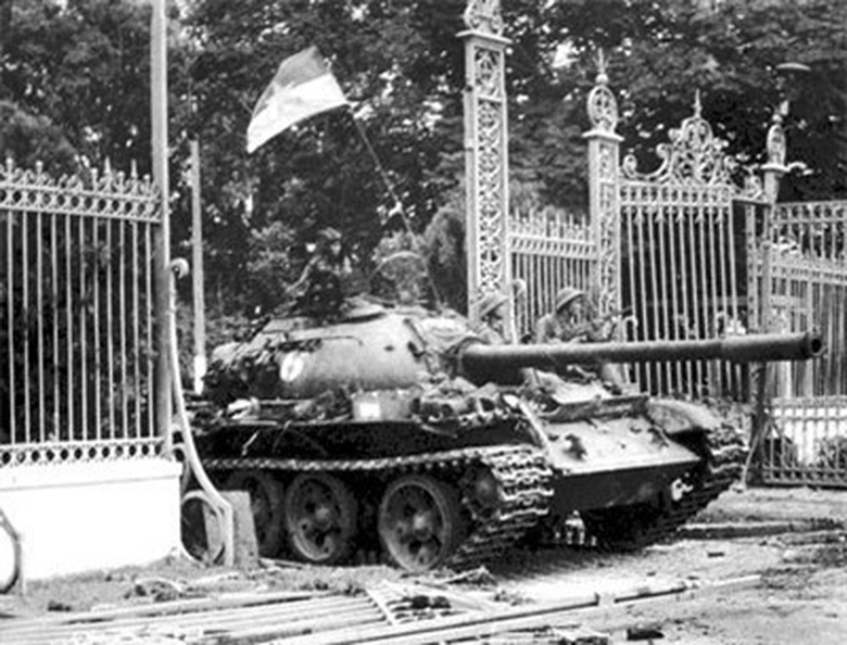 Xe tăng của Quân Giải phóng húc đổ cánh cổng tiến vào Dinh Độc Lập trưa ngày 30/4/1975 - năm Ất Mão.