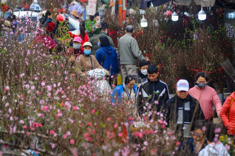Chợ hoa Quảng Bá (Tây Hồ, Hà Nội) từ lâu đã được nhiều người biết đến là một trong những chợ hoa lâu đời nhất Hà Nội. Đây cũng là chợ đầu mối cung cấp hoa tươi cho toàn thành phố. Chiều 29 Tết, người dân đổ về các đây để cảm nhận không khí xuân, vừa tranh thủ mua sắm hoa về nhà trang trí.