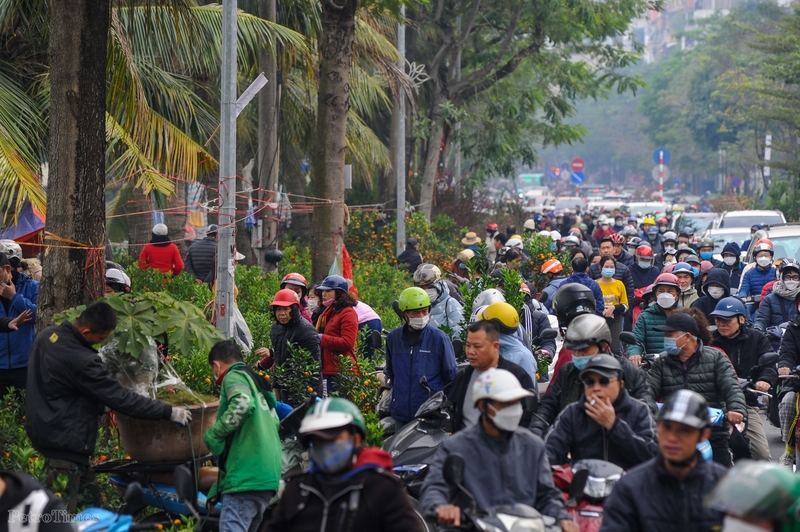 Chợ hoa Tết trên đường Lạc Long Quân (quận Tây Hồ, Hà Nội), cũng rơi vào cảnh tương tự. Dòng người đổ về mua hoa khiến cho tuyến đường trở nên kẹt cứng.