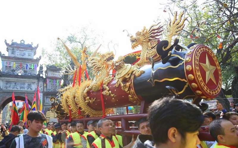 Trước đây, làng Đồng Kỵ có hội thi làm pháo, đốt pháo để tưởng nhớ, tái hiện ngày Thánh Thiên Cương - vị tướng sau này được dân tôn thờ làm Thành hoàng làng - ra lệnh xuất quân đánh giặc. Nhưng do lệnh cấm đốt pháo nên làng đã chuyển sang rước hai quả pháo mô hình.