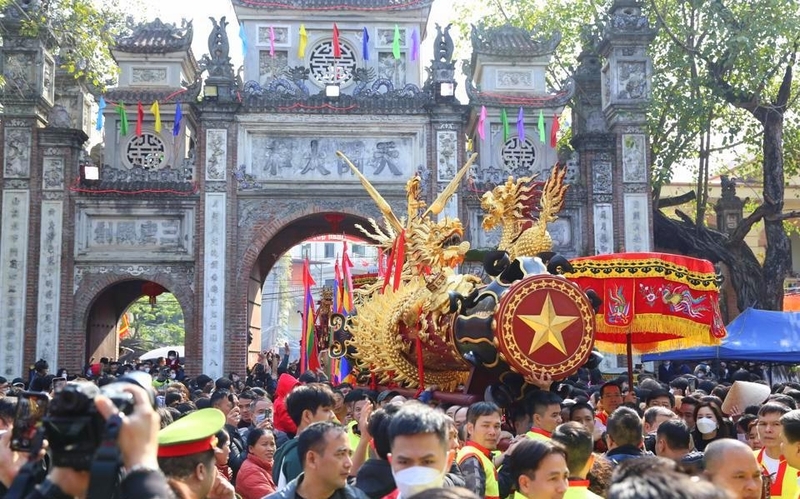 Vào ngày mùng 4 tháng Giêng, ông ra lệnh xuất quân đánh giặc. Thiên Cương chia quân làm 4 tốp và giao cho 4 tướng chỉ huy. Trong buổi xuất quân, mọi người tổ chức đốt pháo hò reo, tạo không khí náo nhiệt, hào hùng để động viên quân sĩ
