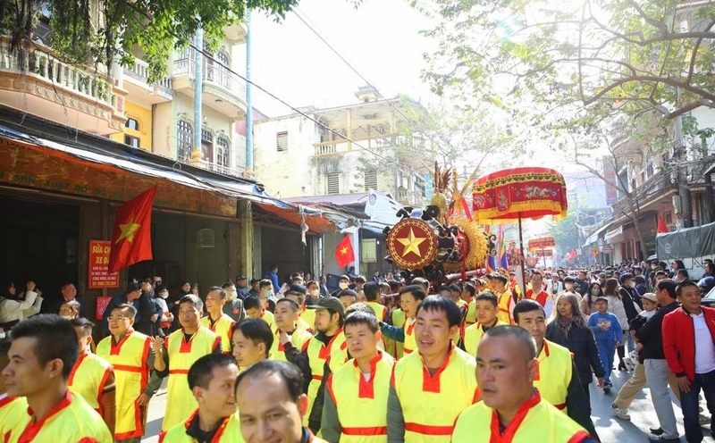 Từ 9h sáng, hai quả pháo được rước quanh làng, du khách từ nhiều tỉnh thành đổ về xem lễ hội. Lễ hội rước pháo Đồng Kỵ là một trong những lễ hội giàu bản sắc truyền thống của vùng đất Bắc Ninh, khởi đầu cho mùa xuân mới hàng năm được diễn ra từ mùng 4, 5, 6 tháng Giêng Âm lịch.