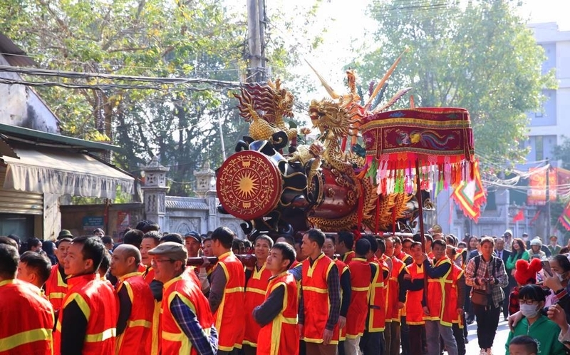 Hàng năm, làng Đồng Kỵ sẽ chọn 4 người bước sang tuổi 50 ở mỗi giáp, làm 4 vị tướng xuất quân đánh giặc (gọi là Quan đám đỏ). Mỗi vị tướng có trách nhiệm tổ chức quân cũng như làm ra những quả pháo từ nhỏ đến to, quả nhỏ (pháo tư) dài khoảng 5m, quả lớn nhất (pháo nhất) có thể đến 15m, hình quả pháo là hình trụ tròn, đường kính có thể lên tới hơn 1m.