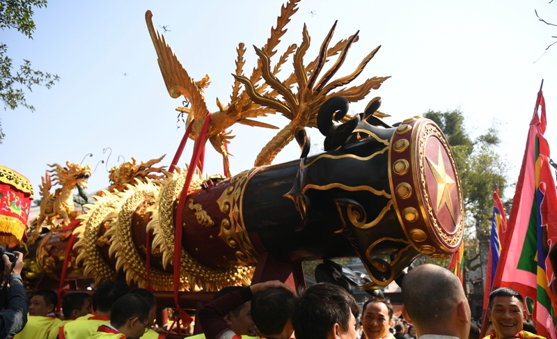 Sau hội đốt pháo sẽ là lễ xuất quân. Các ông quan đám sẽ được công trên vai bởi những chàng trai đang độ sung sức làm động tác múa như muốn cổ động tinh thần quân lính và như chào tạm biệt nhân dân đi đánh giặc. Đây là một phong tục hay vẫn đang được duy trì và phát huy.