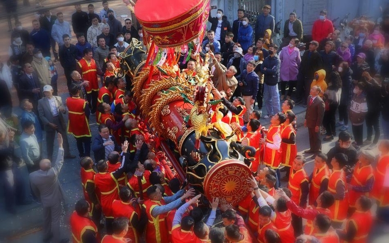 Theo dân gian truyền lại, thời vua Hùng có ông Cương Công, con trai ông Kinh Bắc quận vương, có công dẹp giặc Xích Quỷ, được vua phong là Thiên Cương. Trên đường dẹp giặc, Thiên Cương đã về Đồng Kỵ tuyển quân chọn tướng.