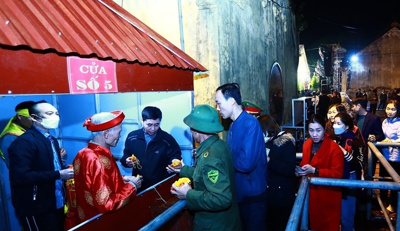 Du khách và nhân dân nhận lương tại các điểm phát lương tại Đền Trần Thương