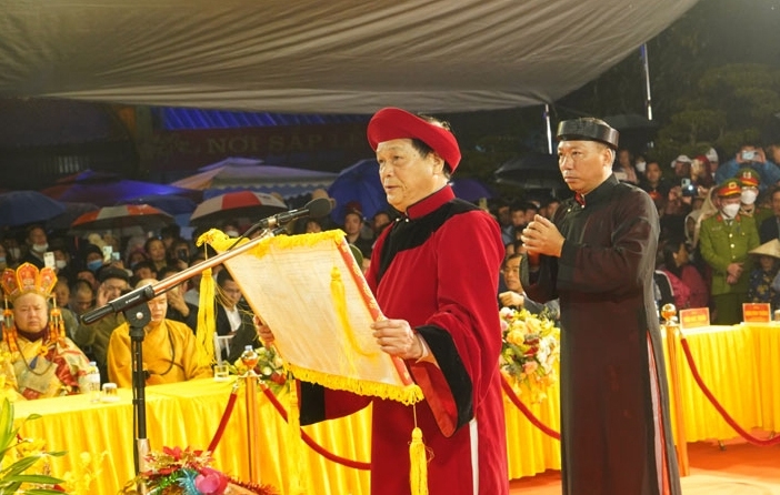 Ông Đặng Thanh Bình, người cao tuổi trong thôn Trần Thương đã vinh dự thay mặt nhân dân lên tấu Văn trình trước anh linh Đức Thánh Trần tại buổi lễ