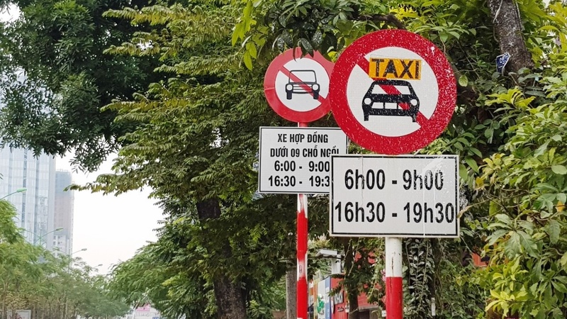 Sở GTVT Hà Nội sẽ xem xét việc bỏ biển cấm taxi trong tuần này.