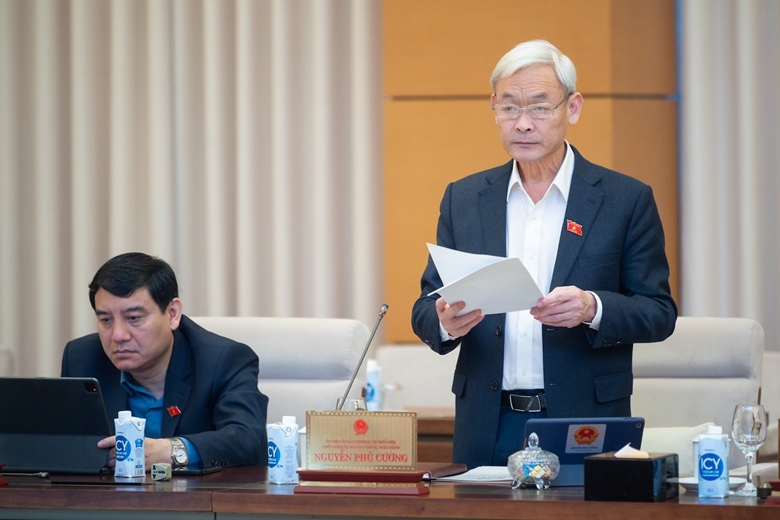 Chủ nhiệm Ủy ban Tài chính, Ngân sách của Quốc hội Nguyễn Phú Cường phát biểu tại phiên họp.
