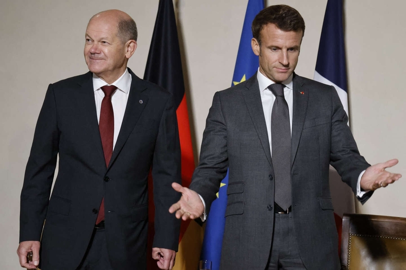 Tổng thống Pháp Emmanuel Macron (phải) và Thủ tướng Đức Olaf Scholz