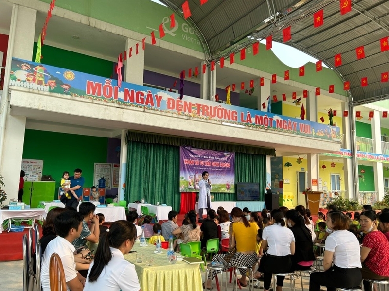 Các bác sĩ và chuyên gia dinh dưỡng Vinamilk tư vấn dinh dưỡng và khám sức khỏe cho các em nhỏ tại huyện Hàm Yên và huyện Sơn Dương.