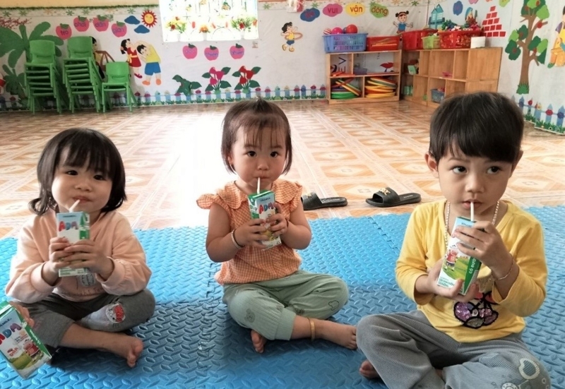 Các em nhỏ thưởng thức sữa tiệt trùng Vinamilk ADM bổ dưỡng tại chương trình