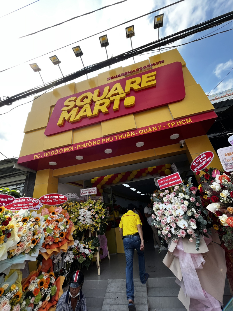 Siêu thị đầu tiên nằm trong chuỗi Square Mart chuyên cung cấp các mặt hàng chất lượng cao được đặt tại số 110 Gò Ô Môi, phường Phú Thuận, Q.7, TP.HCM.