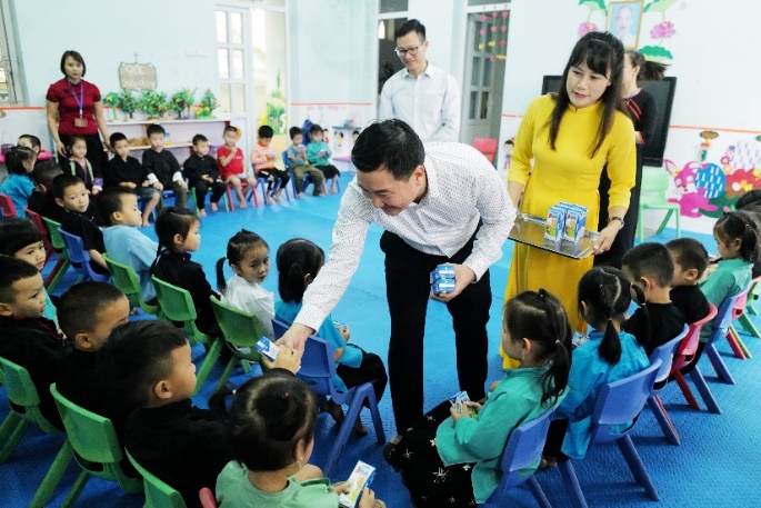 Đại diện Vinamilk, Quỹ BTTE VN, các đại biểu cùng đã đến thăm và trao sữa cho các em học sinh tiểu học, mầm non tại các điểm trường huyện miền núi Bình Liêu, Quảng Ninh.