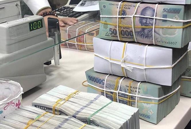 ngan-hang-bi-rut-tien-hang-loat-co-the-duoc-vay-tien-voi-lai-suat-0-20230419143305