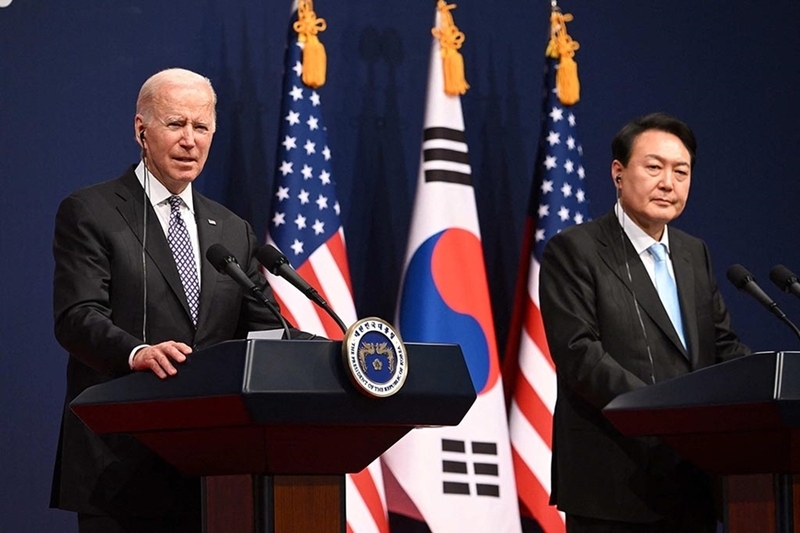 Tổng thống Yoon Suk Yeol (phải) và Tổng thống Mỹ Joe Biden trong cuộc họp báo chung tại Nhà Trắng ở Washington, DC ngày 26/4