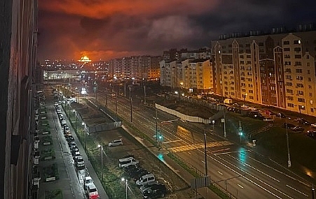 Đám cháy tại kho chứa dầu ở thành phố Sevastopol nhìn từ phía xa