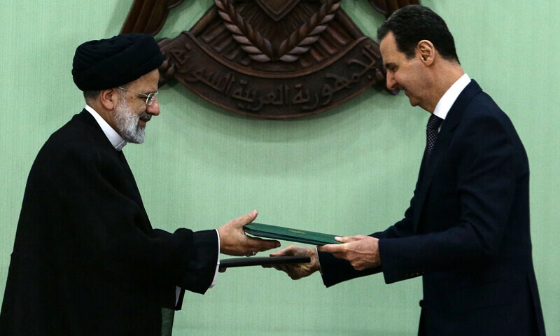 Tổng thống Iran và Syria trao đổi văn kiện sau khi ký biên bản ghi nhớ về “hợp tác chiến lược lâu dài” tại Damascus vào ngày 3/5/2023
