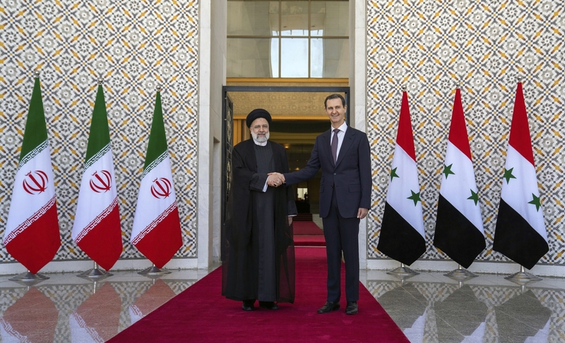 Tổng thống Syria Bashar Assad (phải) bắt tay người đồng nhiệm Iran Ebrahim Raisi, tại Damascus, Syria, ngày 3/5/2023