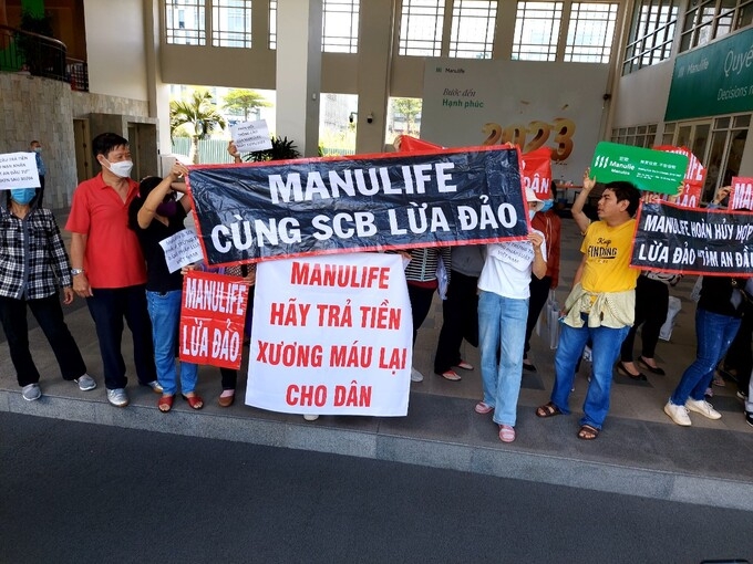 Hàng trăm khách hàng tập trung tại trụ sở chính của Manulife Việt Nam yêu cầu giải quyết đơn khiếu nại nộp sau ngày 30/4