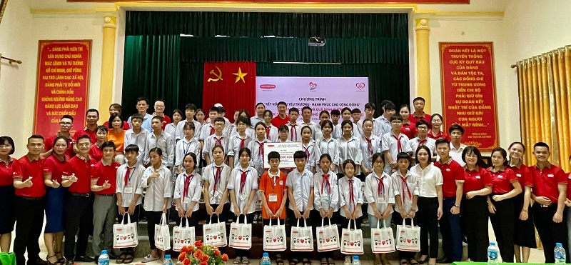 Dai-ichi Life Việt Nam đã trao tặng 100 học bổng và quà dinh dưỡng với tổng trị giá 70 triệu đồng cho học sinh có hoàn cảnh khó khăn tại huyện Phúc Thọ, Hà Nội.