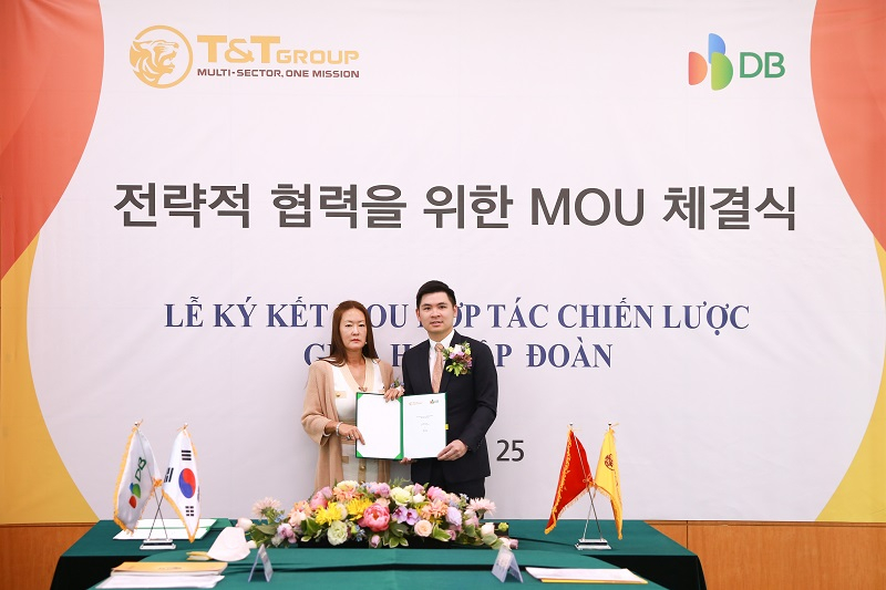 Bà Kim Ju Won, Phó Chủ tịch DB Group và ông Đỗ Vinh Quang, Phó Chủ tịch T&T Group trao đổi thỏa thuận hợp tác chiến lược giữa 2 tập đoàn
