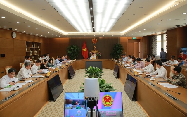 Phó Thủ tướng Trần Hồng Hà yêu cầu lãnh đạo Bộ Công Thương khẩn trương làm việc với EVN, nắm bắt kỹ tình hình, nhất là những khó khăn, vướng mắc khác của tập đoàn để báo cáo Thủ tướng Chính phủ
