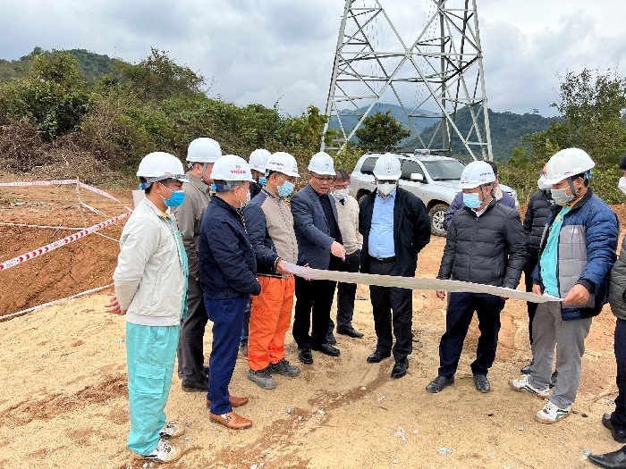 Lãnh đạo EVN kiểm tra tiến độ thi công 2 dự án truyền tải nhập khẩu điện từ Lào.