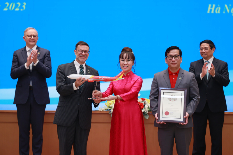 Chủ tịch HĐQT Vietjet Nguyễn Thị Phương Thảo, Tổng giám đốc Vietjet Đinh Việt Phương (áo Tshirt đỏ, vest xám) nhận Chứng nhận mở đường bay mới thành phố Hồ Chí Minh và Brisbane trước sự chứng kiến của Thủ tướng Phạm Minh Chính và Thủ tướng Úc Anthony Albanese