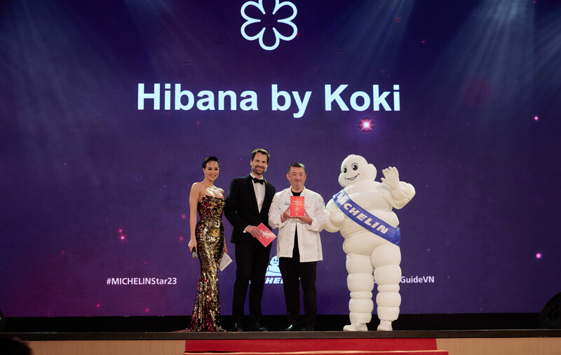 Bếp trưởng Yamaguchi, nhà hàng Hibana by Koki nhận chứng nhận nhà hàng đạt 1 sao Michelin.