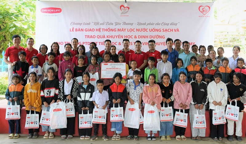Dại diện Dai-ichi Life Việt Nam đến thăm hỏi và trao tặng 405 phần quà khuyến học và dinh dưỡng cho các em học sinh.