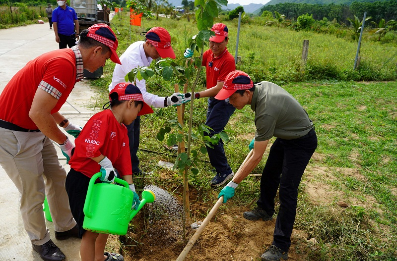 Tập thể đội ngũ nhân viên và tư vấn tài chính Dai-ichi Life Việt Nam nhiệt tình tham gia trồng cây tại buổi Lễ.