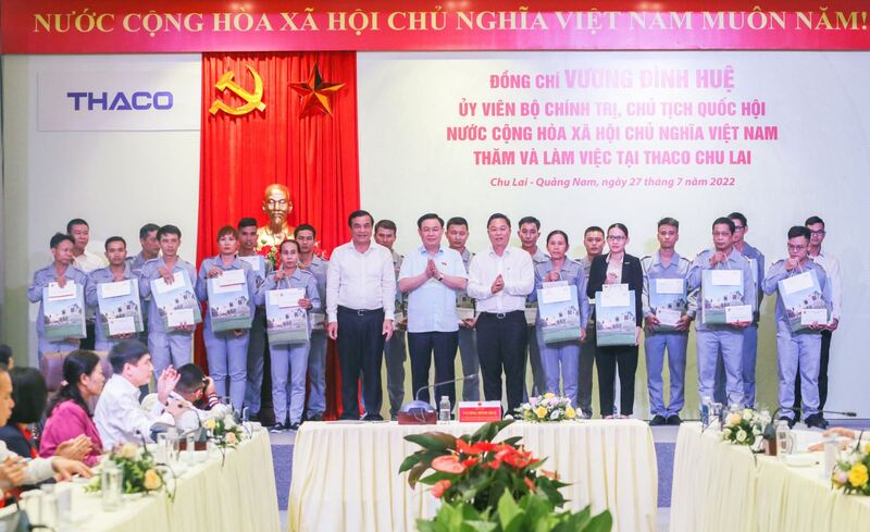 Chủ tịch Quốc hội Vương Đình Huệ tặng quà cho CBNV là con liệt sĩ, thương binh, Mẹ Việt Nam Anh hùng đang làm việc tại THACO Chu Lai