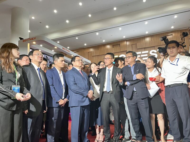 Ông Đỗ Minh Tâm - Tổng Giám đốc THACO INDUSTRIES báo cáo định hướng hợp tác, phát triển lĩnh vực Cơ khí CNHT với Thủ tướng Chính phủ Phạm Minh Chính.