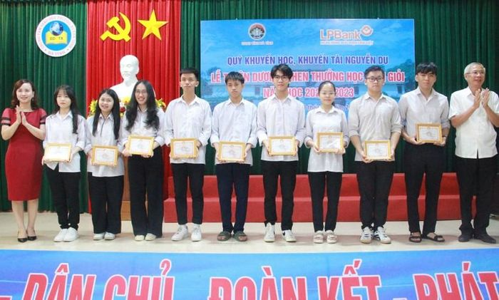 Chủ tịch hội khuyến học, lãnh đạo sở GD&ĐT Hà Tĩnh trao thưởng cho các em học sinh giỏi quốc gia năm học 2022 - 2023 . Ảnh: Vũ Long