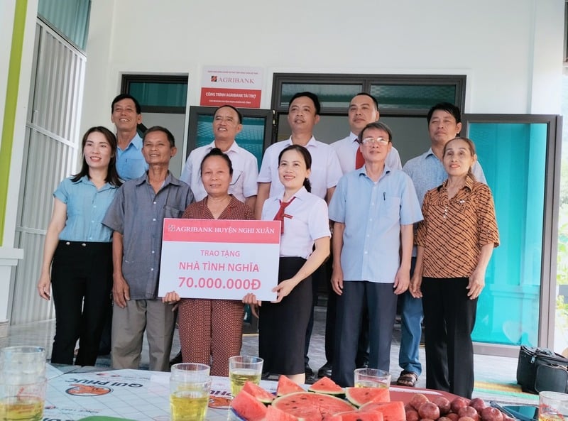 Agribank Chi nhánh Nghi Xuân trao tặng số tiền 70 triệu đồng