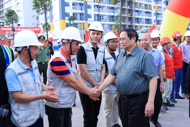 Thủ tướng Phạm Minh Chính động viên các cán bộ, công nhân triển khai dự án. (Ảnh: VGP/Nhật Bắc)