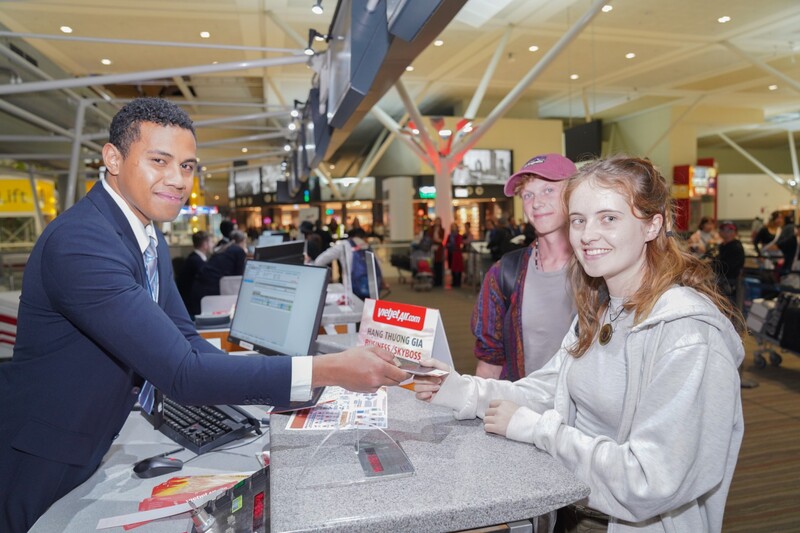 Hành khách làm thủ tục tại sân bay Brisbane và chụp hình lưu niệm trước chuyến bay lịch sử kết nối Brisbane với TP.HCM