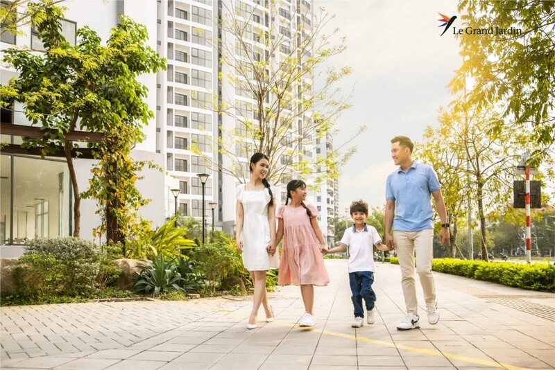 Không gian xanh tại tổ hợp dự án Le Grand Jardin với đường dạo bộ cùng khu thể thao ngoài trời, khu vui chơi trẻ em, vườn BBQ cho cả gia đình.