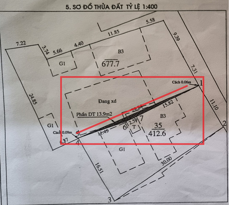 Phần đất 13,9 m2 (khoanh đỏ) mà gia đình ông Hùng cho rằng gia đình hàng xóm xây dựng lấn sang được thể hiện trên hồ sơ của đơn vị đo đạc là công ty Cổ phần đo đạc địa chính Thủ đô.