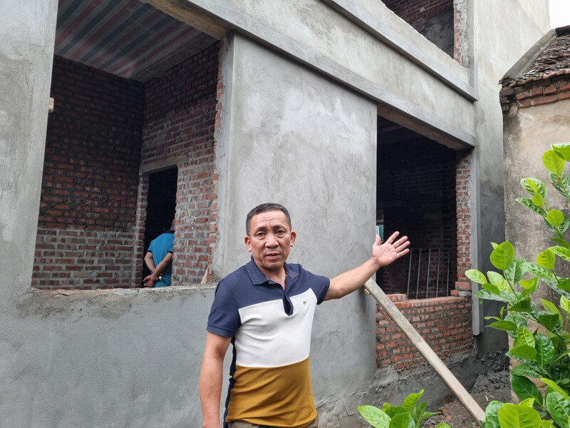Ông Hùng cho rằng hàng xóm xây dựng lấn sang phần đất nhà mình và đã có đơn đề nghị chính quyền địa phương vào cuộc xác minh làm rõ.