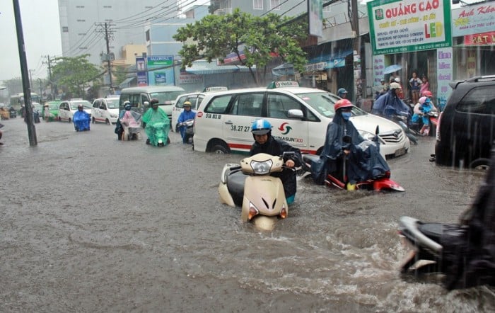 Nhiều tuyến đường trên địa bàn TP.HCM thường xuyên xảy ra ngập lụt mỗi khi mưa lớn.