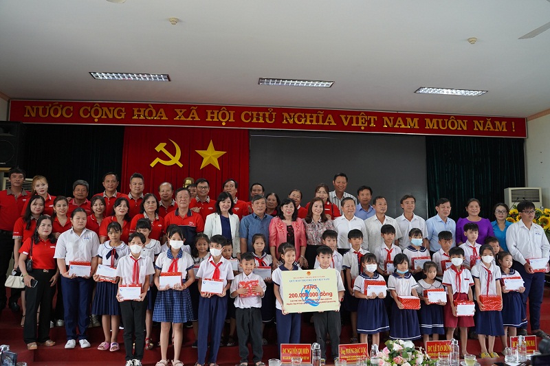 Các vị lãnh đạo và đại diện đơn vị nhà tài trợ cùng chụp hình lưu niệm với các em học sinh tại buổi Lễ.