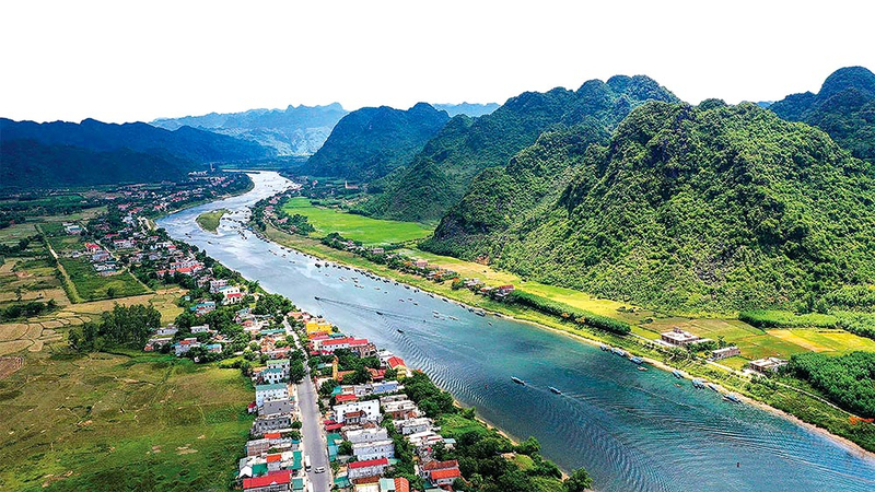 Quảng Bình là một trong những tỉnh miền Trung đang thu hút đầu tư về lĩnh vực du lịch và thương mại dịch vụ.