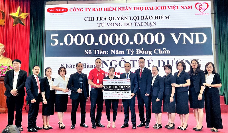 Đại diện Ban Giám đốc Dai-ichi Life Việt Nam trao biểu trưng số tiền chi trả quyền lợi bảo hiểm cho gia đình khách hàng tại Bắc Ninh.