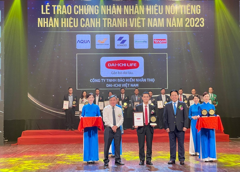 Ông Ngô Việt Phương – Phó Tổng Giám đốc Kinh doanh Kênh Đại lý Truyền thống Dai-ichi Life Việt Nam nhận danh hiệu Top 10 Nhãn hiệu nổi tiếng VN 2023 trong Lễ Trao Chứng nhận Nhãn hiệu nổi tiếng – Nhãn hiệu cạnh tranh Việt Nam 2023.