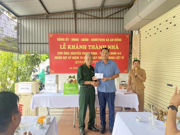 Lễ khánh thành và trao tặng nhà tình nghĩa cho Ông Nguyễn Thanh Bình. (bên trái)