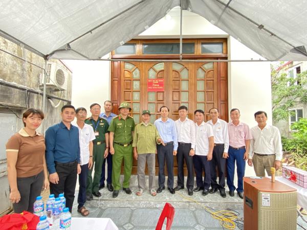Lễ khánh thành trao tặng nhà tình nghĩa cho Ông Bùi Hồng Minh. (đứng giữa)